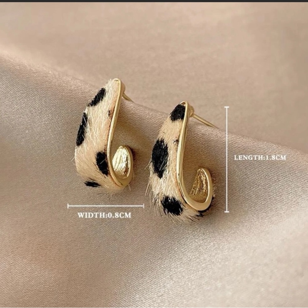 NWT Fuzzy Leopard Print Cuff Earrings - Picture 2 of 3